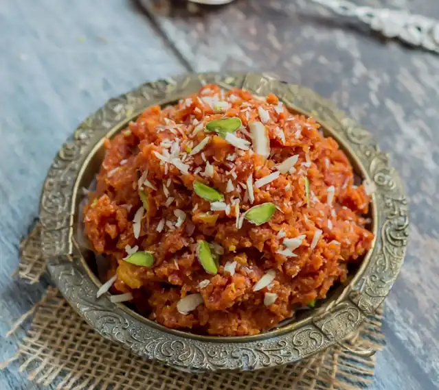 Halwa de carotte au safran et pistaches, dessert riche et aromatique aux ingrédients naturels, une douceur ayurvédique.